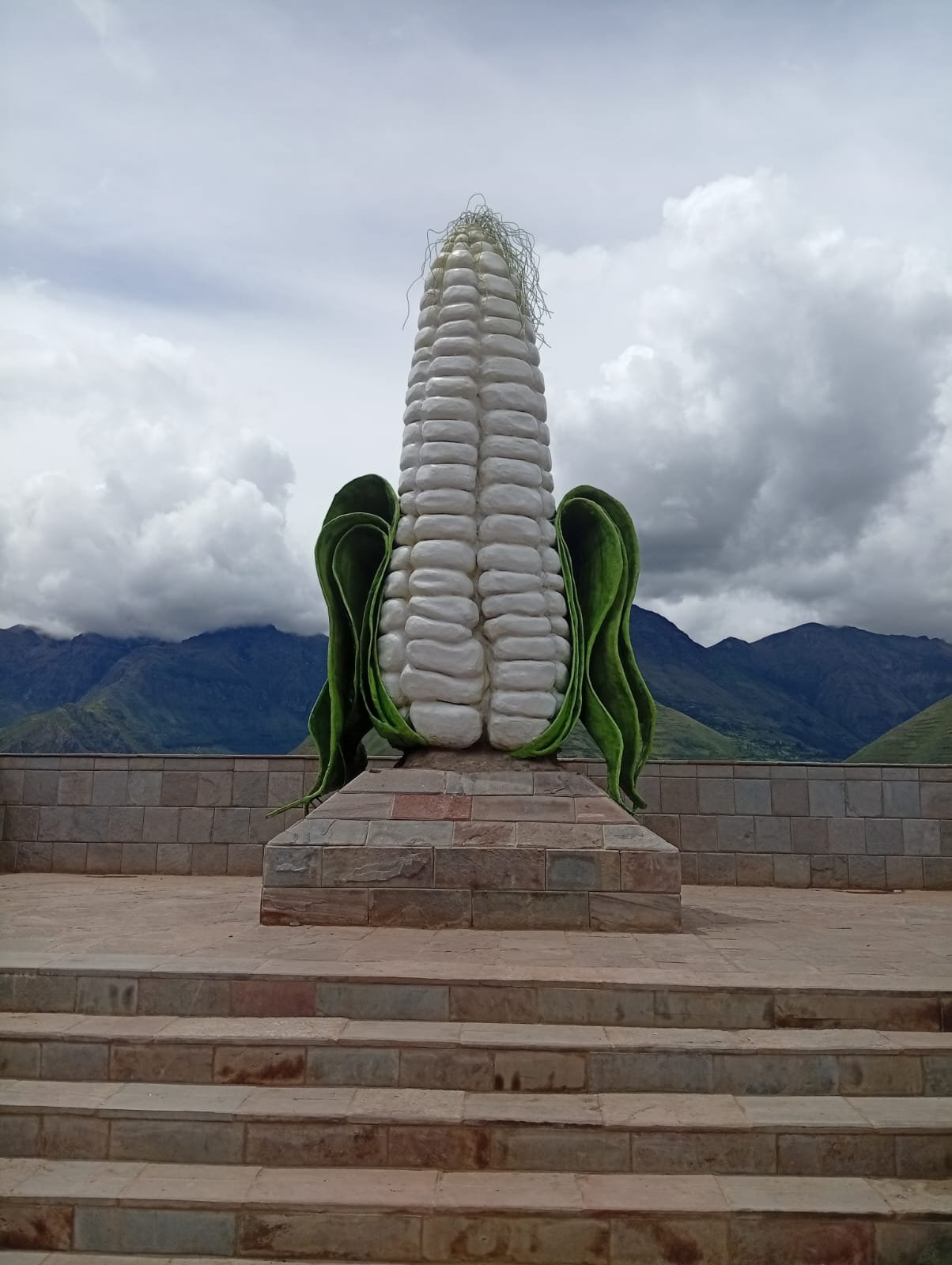 quiero que tenga colores verde limo y amarillo y el NOMBRE SEA ENCUESTADORA FRENTE REGIONAL TUPAC 2026